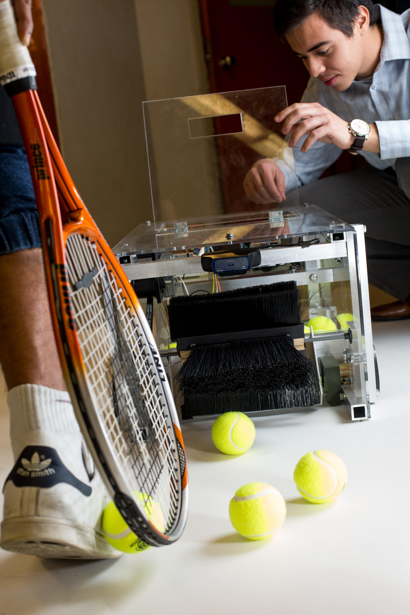 Tennis roomba