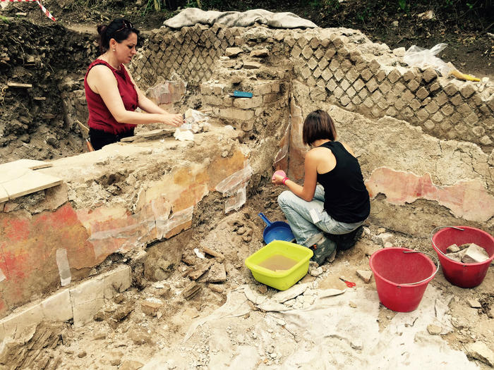 Students excavating Hadrian's Villa