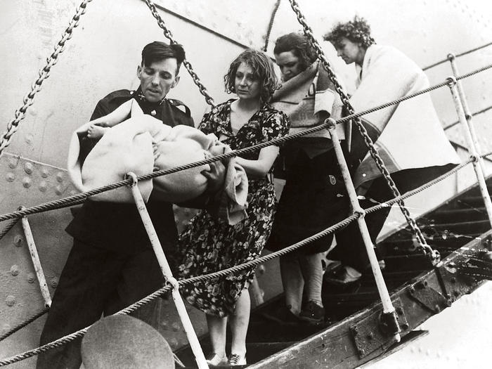 People stepping off the SS Athenia in 1939