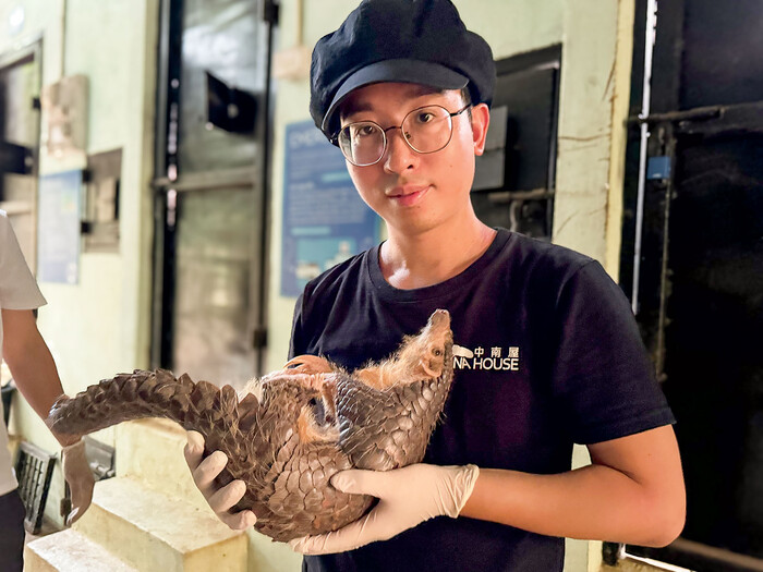 Hongxiang Huang holding a pangolin