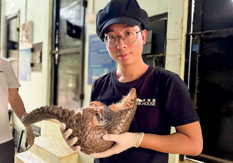 Hongxiang Huang holding a pangolin