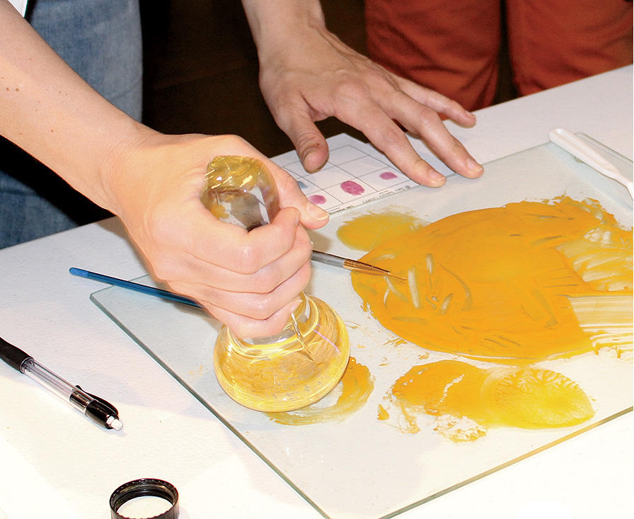 Students mixing pigments at Columbia's Center for Science and Society