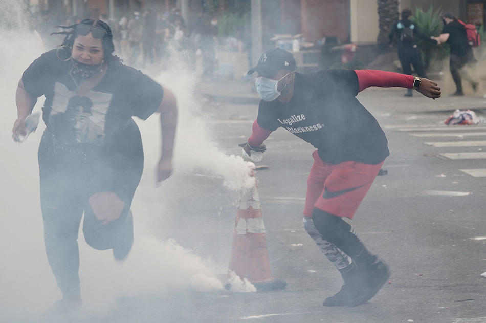 Beverly Hills: Two demonstrators flee as police throw tear gas into the crowd. (Bing Guan, summer 2020)