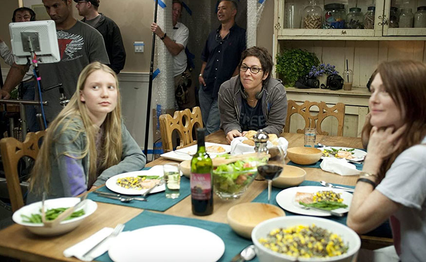 Mia Wasikowska, Lisa Cholodenko, and Julianne Moore on the set of The Kids are All Right