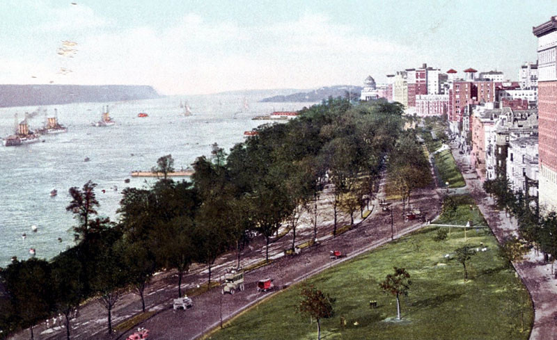 Vintage postcard featuring Riverside Park and the Hudson River