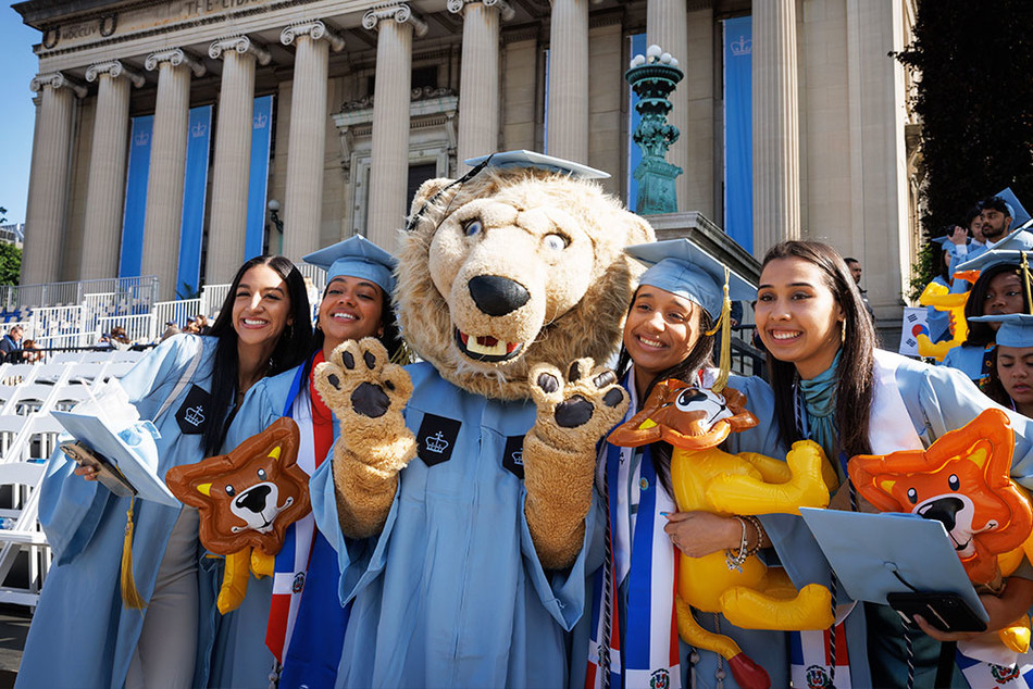 Graduating Columbia students pose with Roar-ee mascot at 2023 Commencement